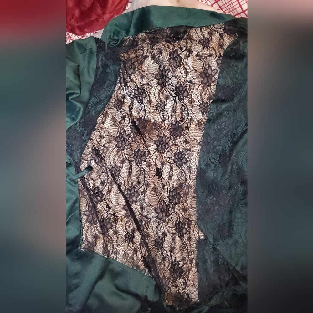 ♡SALE♡ FoH 2x or 3x Satin Lace Emerald Green Robe - Picture 3 of 9